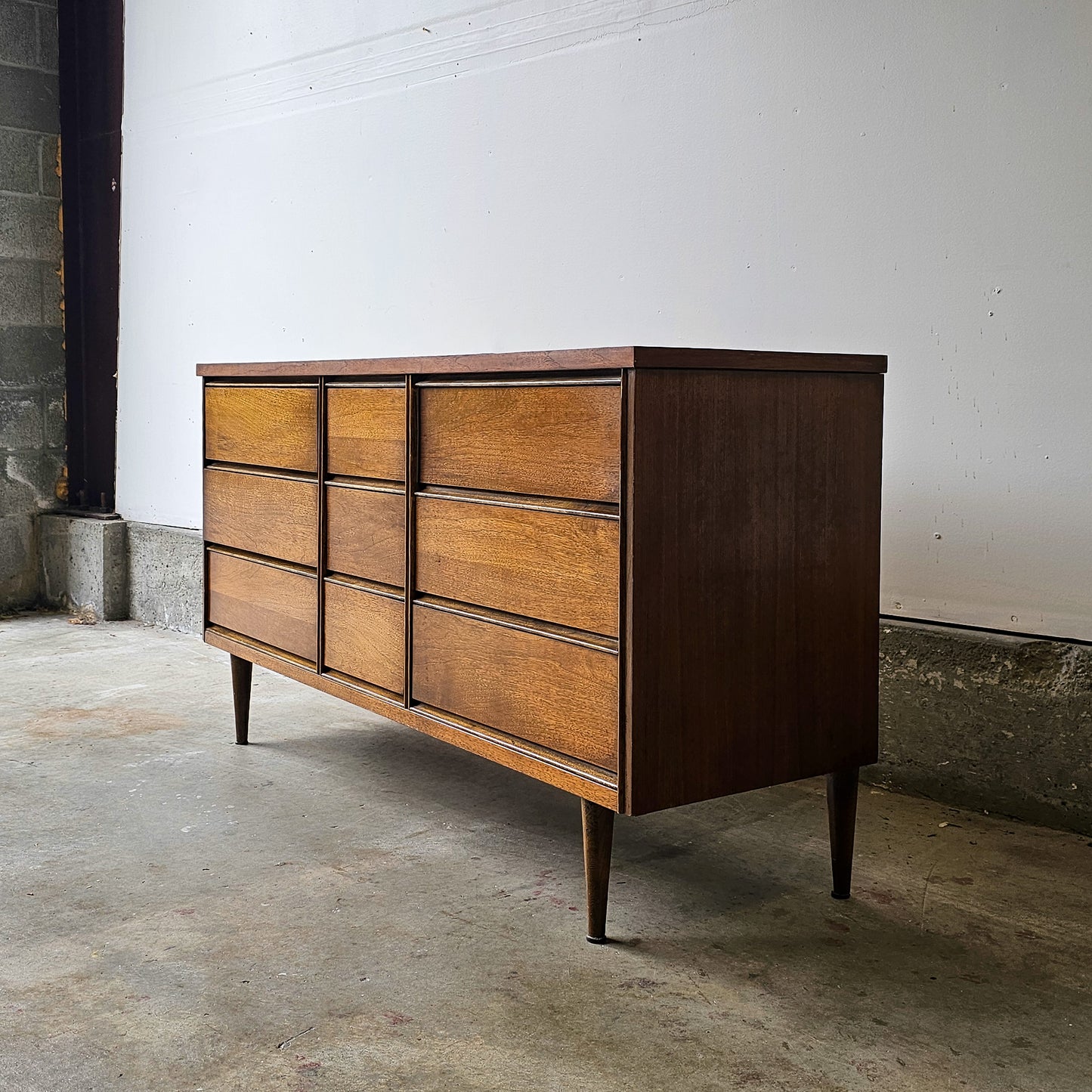 Vintage MCM Bassett Furniture dresser - 9 drawers