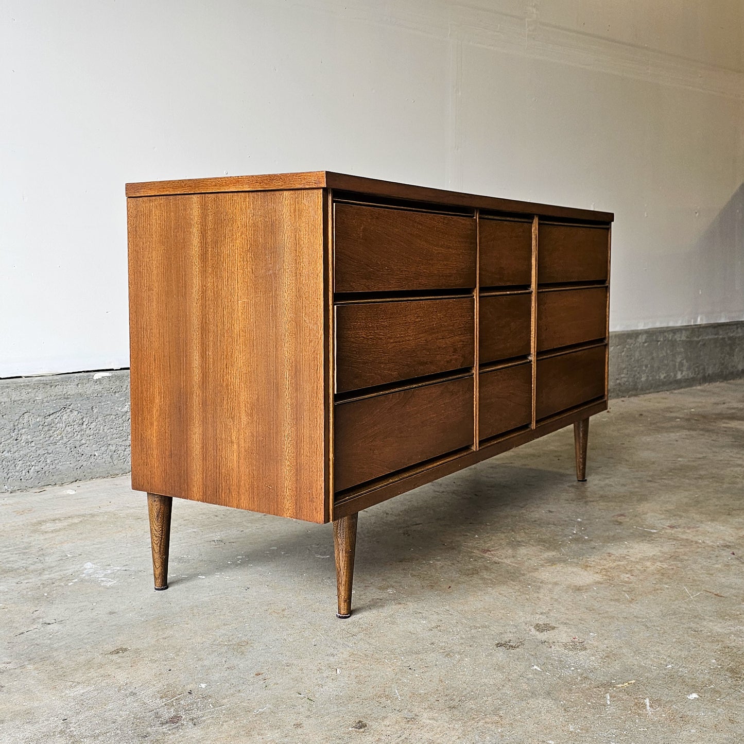 Vintage MCM Bassett Furniture dresser - 9 drawers