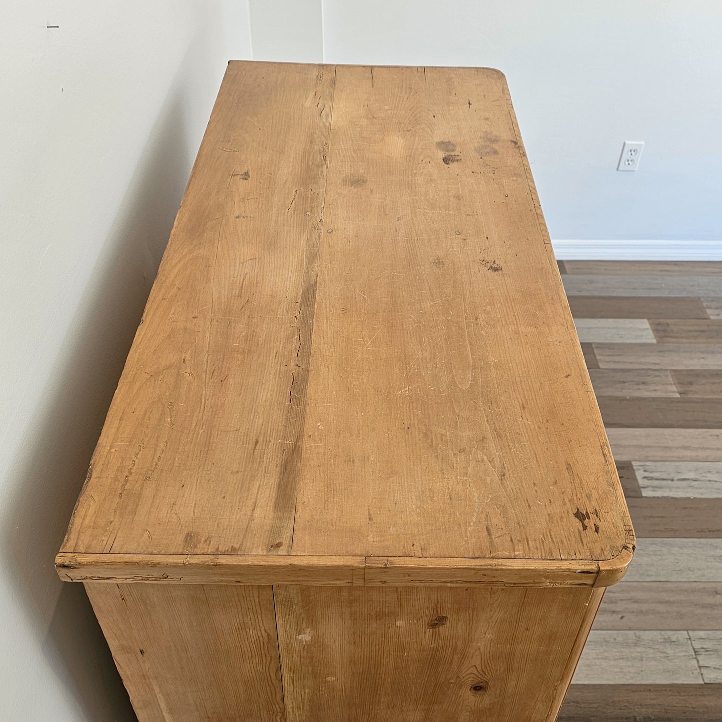 Antique English Pine Chest of Drawers (Dresser)with dark knobs - Circa 1870