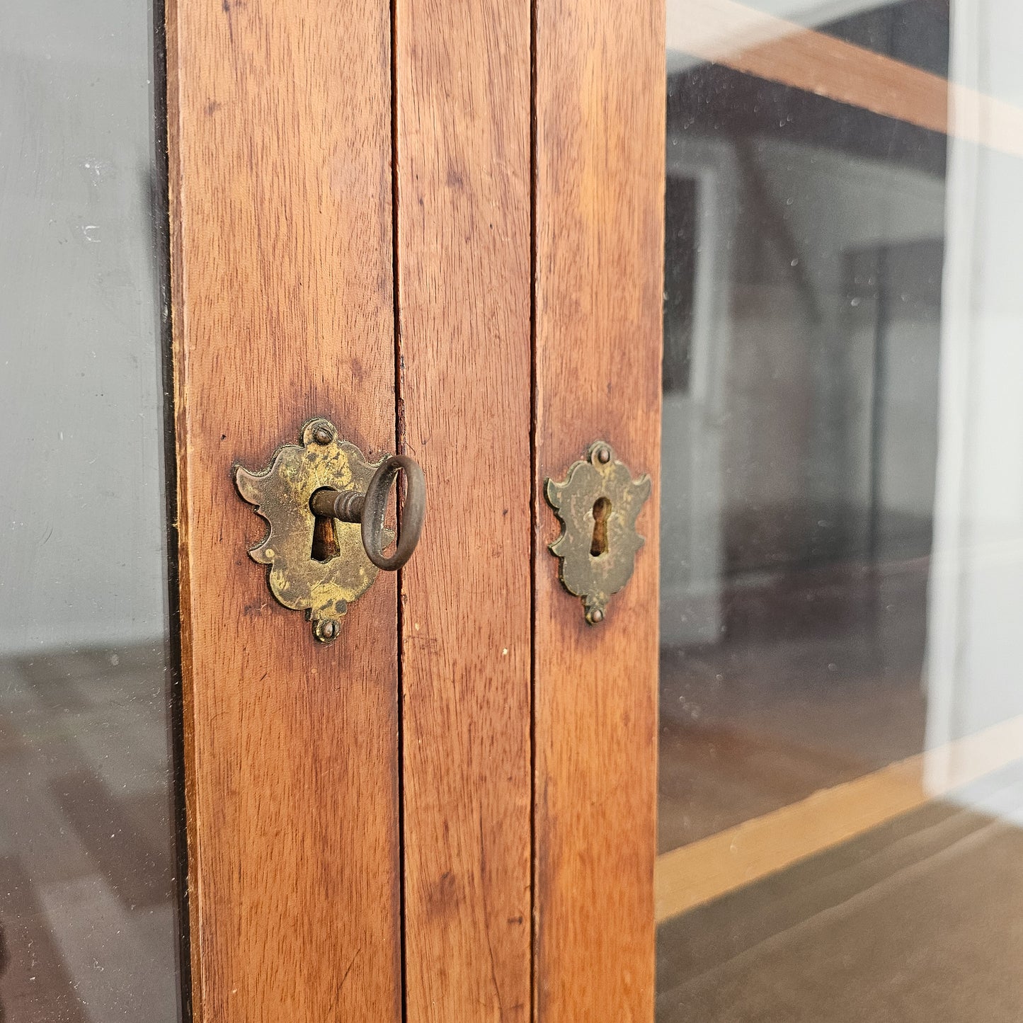 Antique Arts & Crafts Style Glass Door Display Bookcase Cabinet | Circa 1910–1920